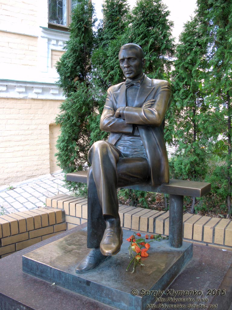 Фото Киева. Памятник Михаилу Булгакову на Андреевском спуске.