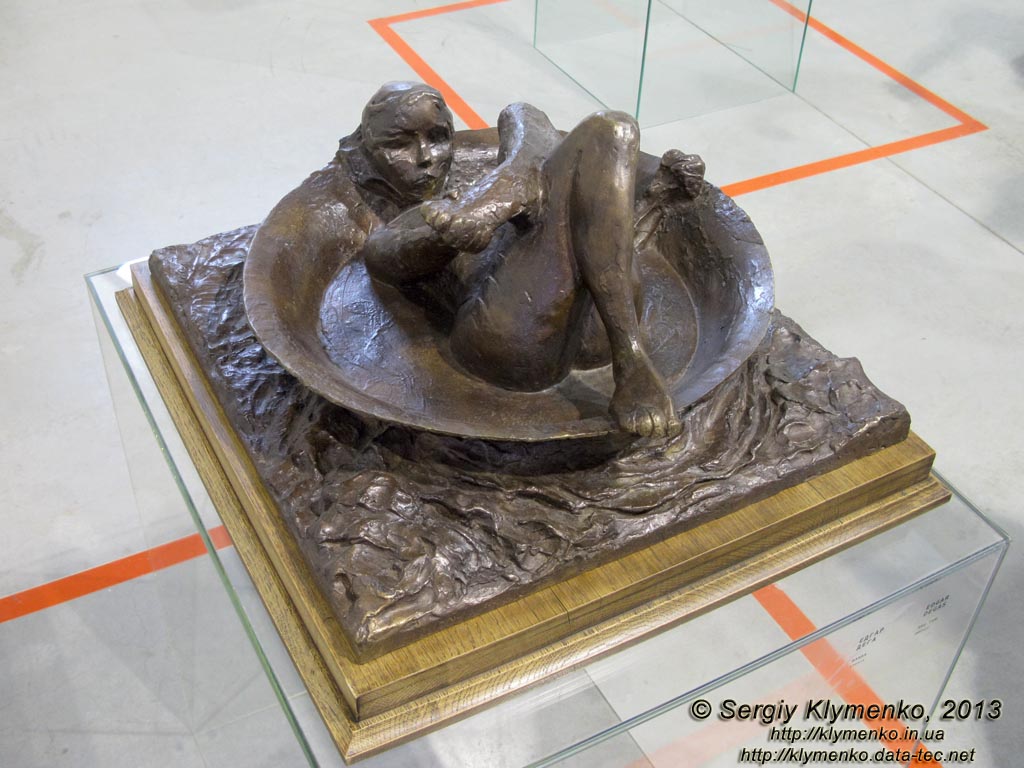 Фото Киева. «Художественный Арсенал». Выставка «100 шедевров мировой скульптуры». Эдгар Дега, «Ванна», бронза.