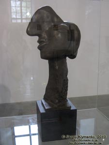 Фото Киева. «Художественный Арсенал». Выставка «100 шедевров мировой скульптуры». Пабло Пикассо, «Голова женшины», бронза, камень.