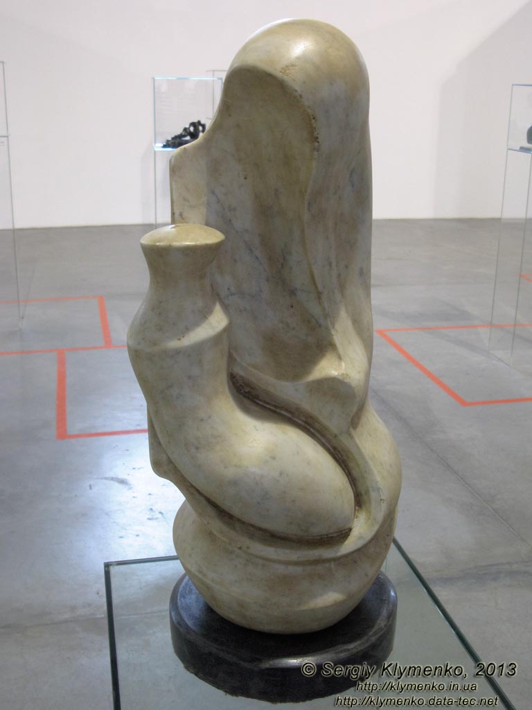 Фото Киева. «Художественный Арсенал». Выставка «100 шедевров мировой скульптуры». Генри Мур, «Вертикальный камень», мрамор.