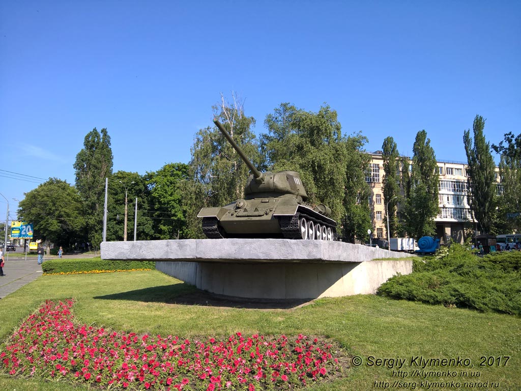 Фото Киева. Памятник Героям-танкистам - освободителям Киева (Берестейский проспект, 52/2).