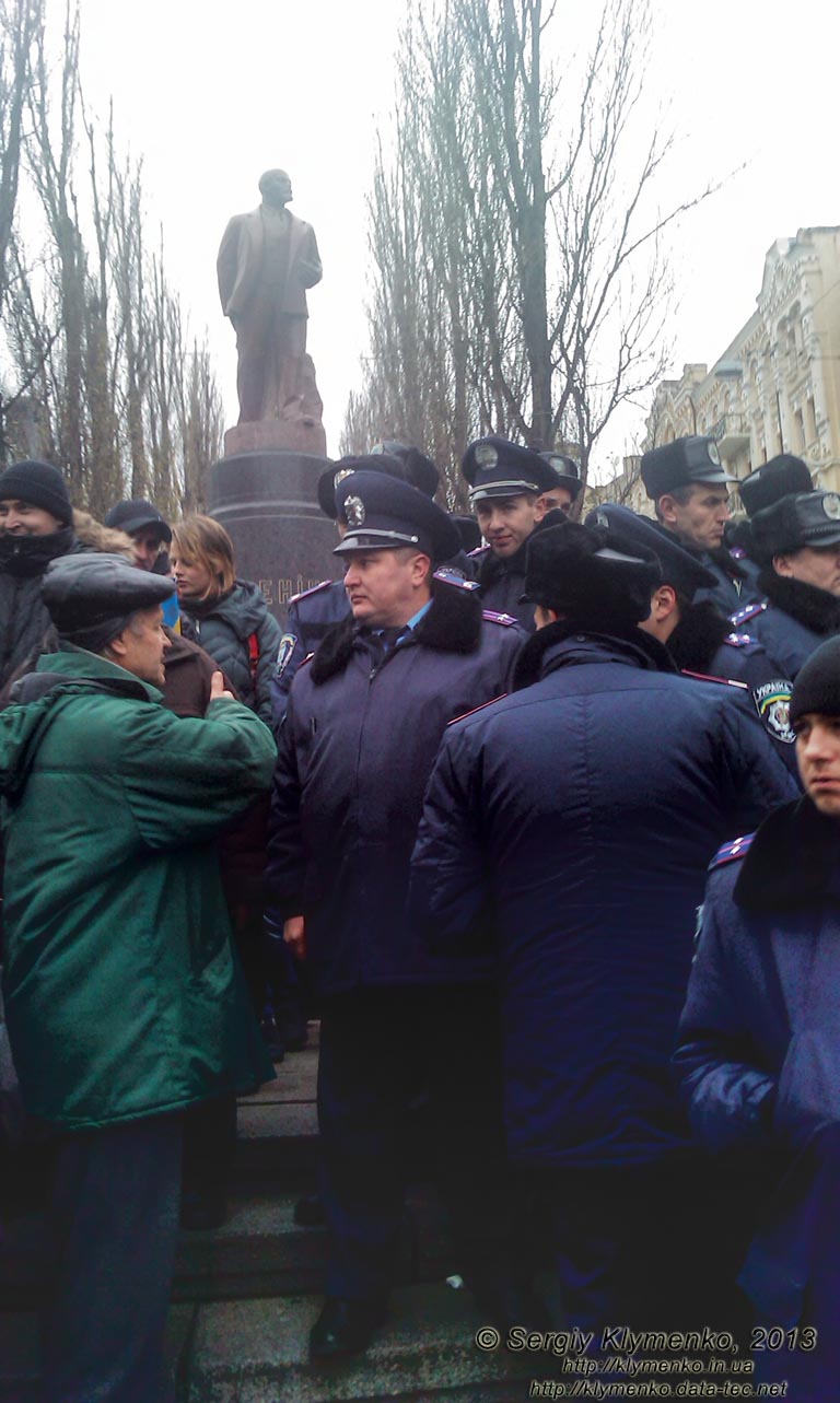 Фото Киева. Милиция вокруг памятника Ленину. «Евромайдан» 1 декабря 2013 года, около 13:20.