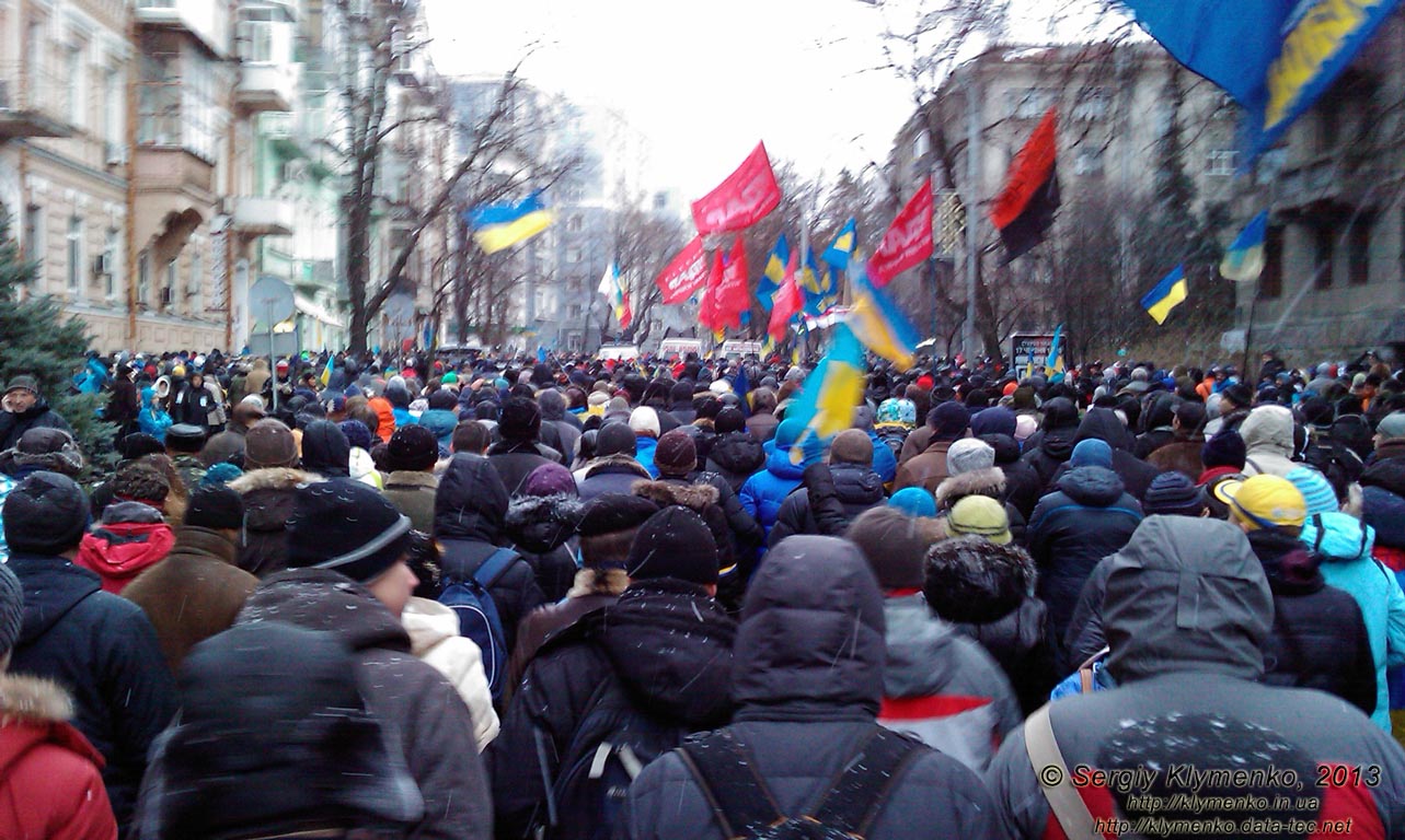 Фото Киева. На улице Институтская, «Марш миллиона». «Евромайдан» 8 декабря 2013 года, около 14:15.