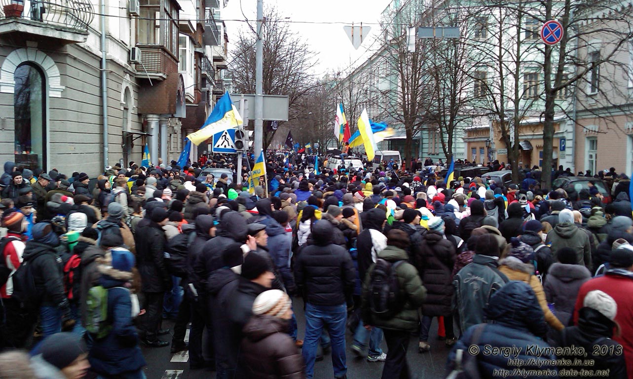 Фото Киева. На углу улицы Институтская и Крепостного переулка, «Марш миллиона». «Евромайдан» 8 декабря 2013 года, около 14:30.