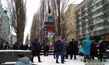 Фото Киева. В начале бульвара Тараса Шевченко, возле сваленного памятника Ленину. 9 декабря 2013 года, около 12:05.