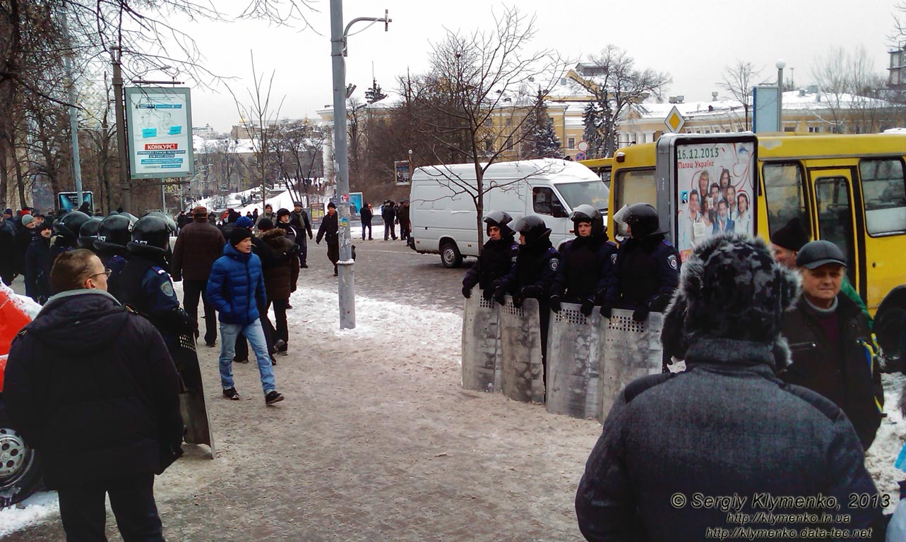 Фото Киева. Кордон внутренних войск на улице Институтская. 11 декабря 2013 года, около 11:20.