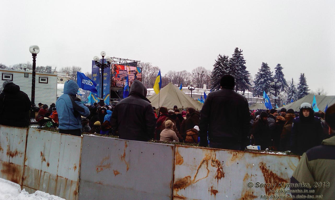 Фото Киева. Мариинский парк возле Мариинского дворца и здания Верховного Совета Украины. «Януковича орлы». 11 декабря 2013 года, около 11:45.
