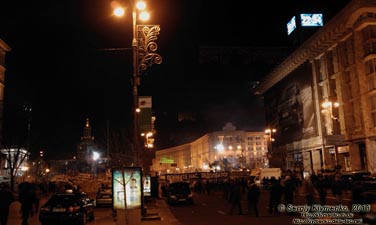 Фото Киева. Крещатик. Восстановленные баррикады у Дома профсоюзов. «Евромайдан» 14 декабря 2013 года, около 22:55.
