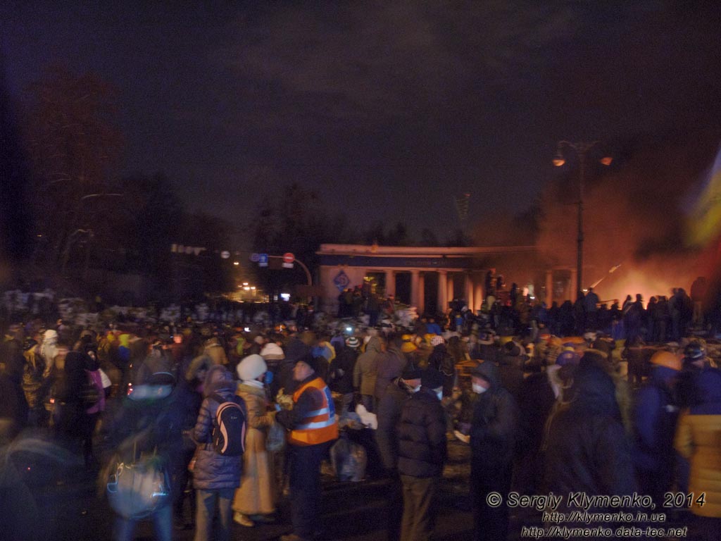 Фото Киева. Баррикады и столкновения внизу улицы Грушевского. «Евромайдан» 24 января 2014 года, около 20:40.