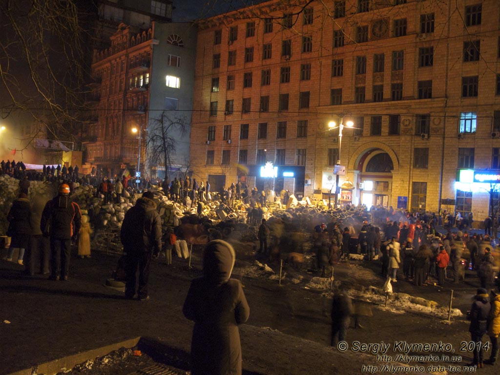 Фото Киева. Баррикады внизу улицы Грушевского. «Евромайдан» 24 января 2014 года, около 20:50.