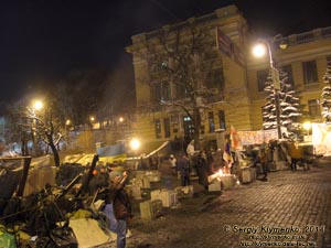 Фото Киева. Возле Национальной парламентской библиотеки Украины (ул. Грушевского, 1). «Евромайдан» 24 января 2014 года, около 20:50.