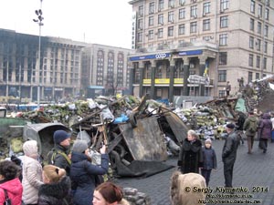 Фото Киева. Площадь Независимости. Здесь 18-19 февраля 2014 год пролегал последний рубеж обороны Майдана. «Евромайдан» 2 марта 2014 года, около 12:45.