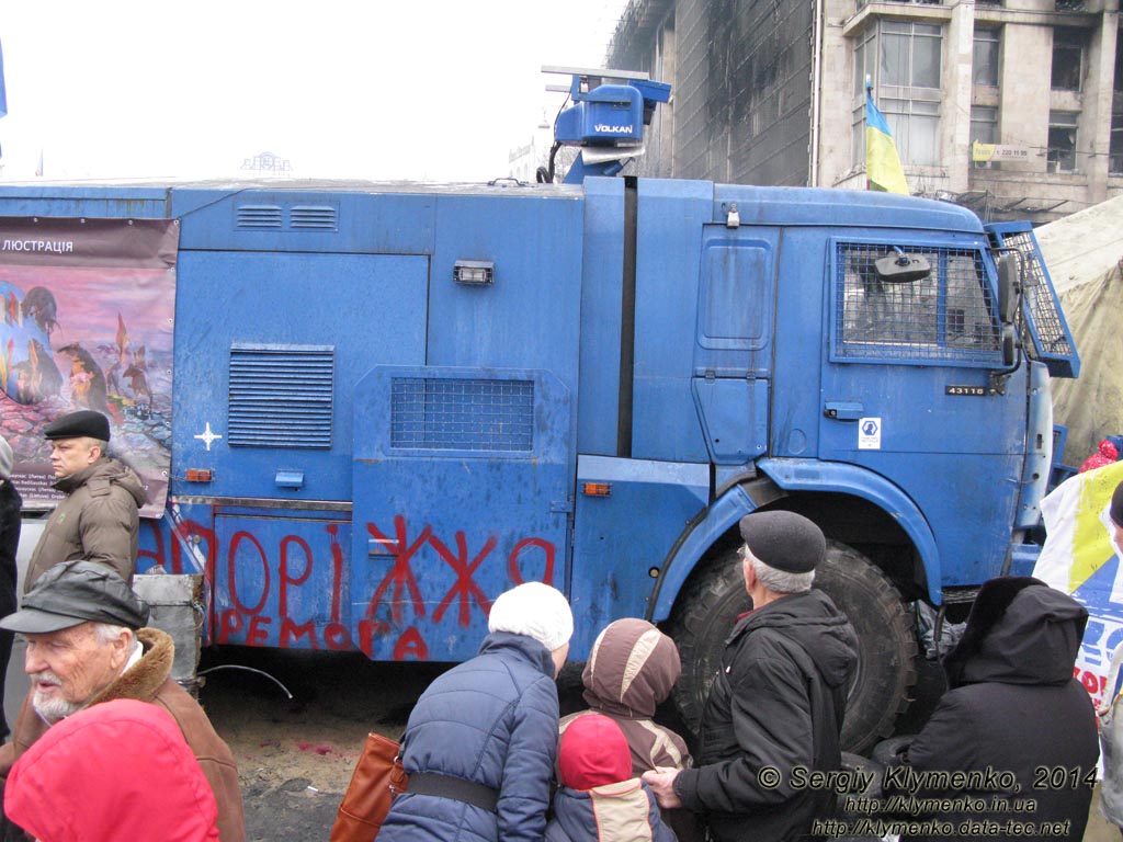 Фото Киева. Площадь Независимости. Трофейный водомёт. «Евромайдан» 2 марта 2014 года, около 13:15.