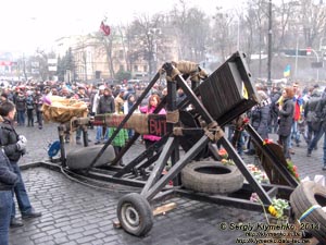 Фото Киева. Эта катапульта (точнее - требушет) - уже почти музейный экспонат. «Евромайдан» 2 марта 2014 года, около 13:45.