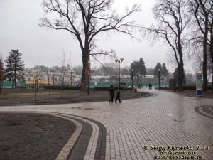 Фото Киева. Мариинский парк возле Мариинского дворца и здания Верховного Совета Украины уже расчищен и от «титушек», и от гор мусора после них.
«Евромайдан» 2 марта 2014 года, около 14:30.