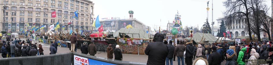 Фото Киева. Площадь Независимости, вид со стороны улицы Крещатик (панорама ~150°). «Евромайдан» 19 января 2014 года, около 13:20.