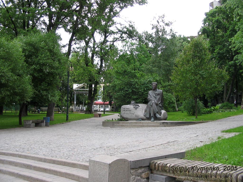 Фото Киева. Памятник Олесю Гончару, парк им. Олеся Гончара.