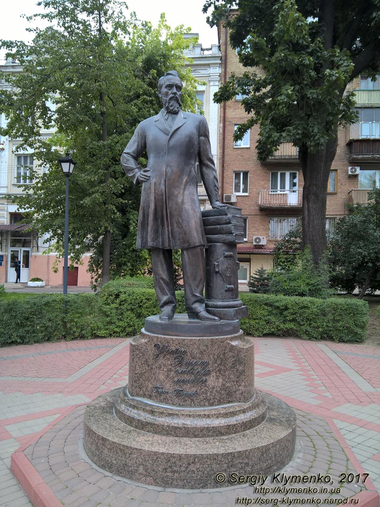 Фото Киева. Памятник Борису Гринченко (1863-1910), улица Бульварно-Кудрявская, 18/2.