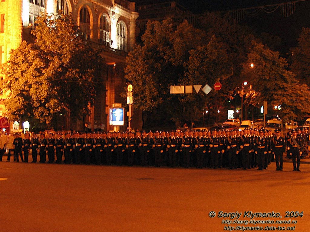 Фото Киева. Крещатик (20 августа 2004 года, 21:59). Генеральная репетиция военного парада ко Дню Независимости Украины.