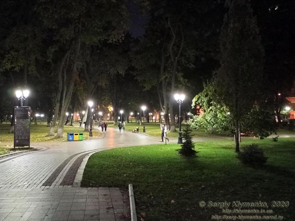 Киев вечерний. В Мариинском парке вечером.
