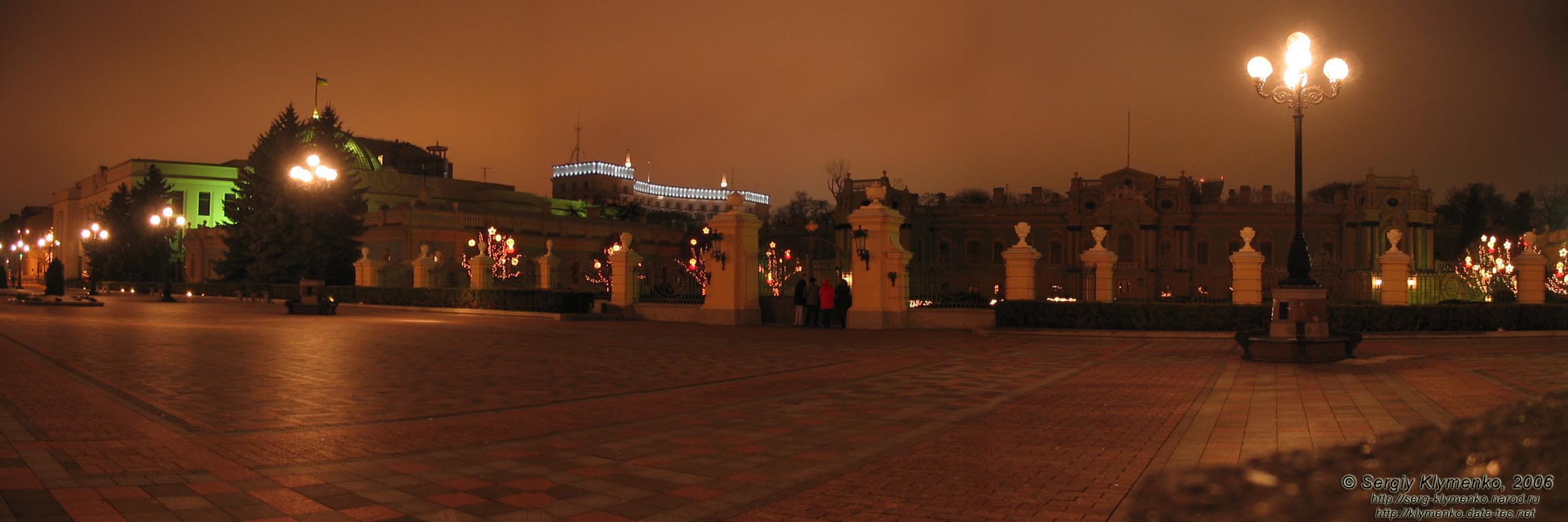 Фото Киева. Площадь Конституции, Мариинский дворец и здание Верховного Совета Украины. Вечер 2 января 2006 года.