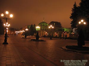 Фото Киева. Площадь Конституции и здание Верховного Совета Украины. Вечер 2 января 2006 года.