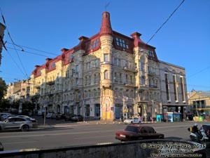 Фото Киева. Бывший доходный дом Снежко и Хлебниковой (ул. Пушкинская, 45/2) на углу улицы Пушкинская и площади Льва Толстого.