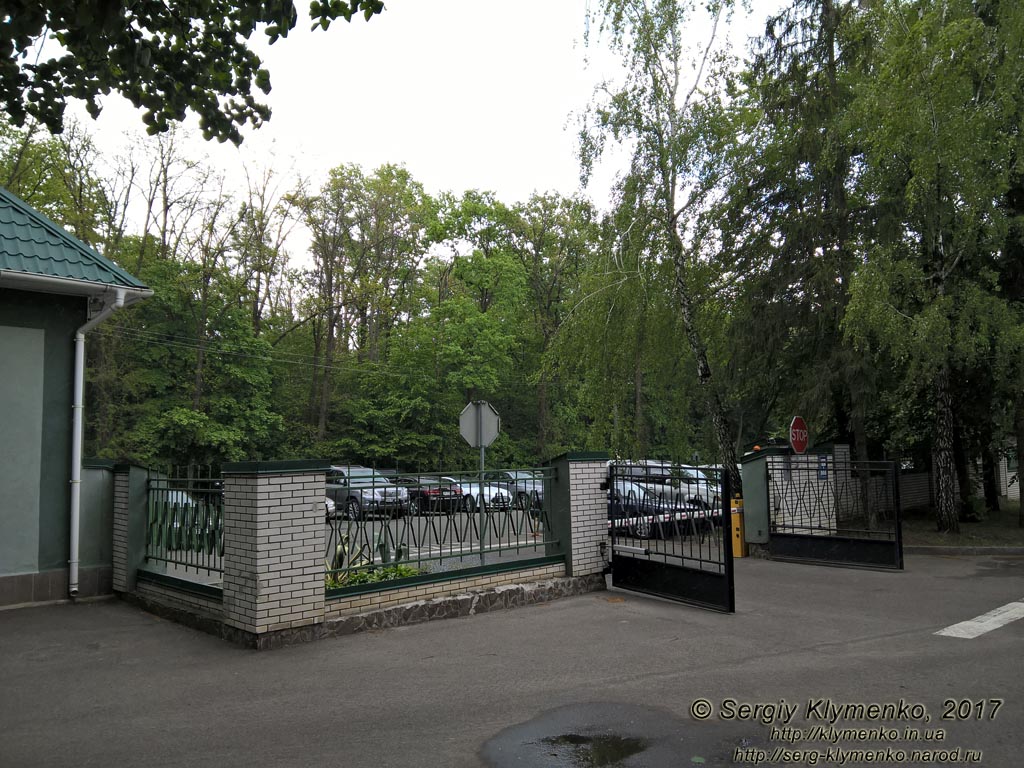 Фото Киева. Клиническая больница «Феофания». Въезд на территорию больницы возле лечебного корпуса № 2.
