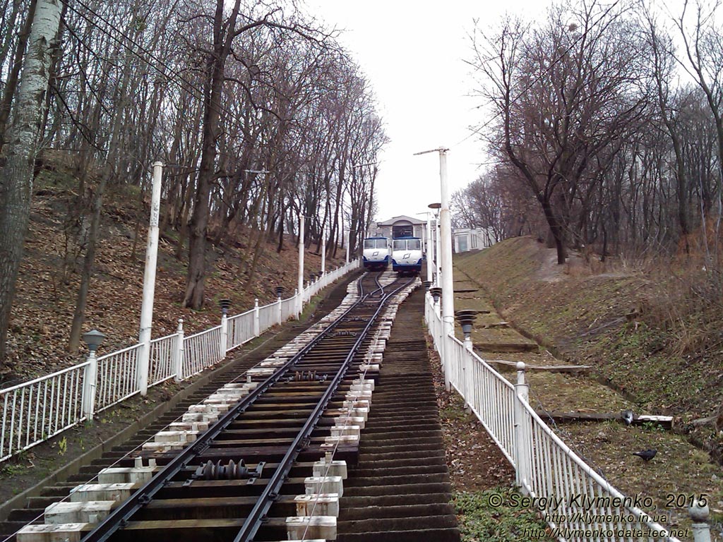 Фото Киева. Фуникулер в движении, разъезд «левого» и «правого» вагонов. Вид с нижней станции.