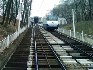 Фото Киева. Фуникулер в движении, «левый» вагон движется к верхней станции. Вид из движущегося «правого» вагона.