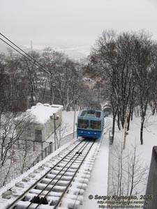 Фото Киева. Фуникулер, «левый» вагон начал движение вниз, вид с верхней станции.