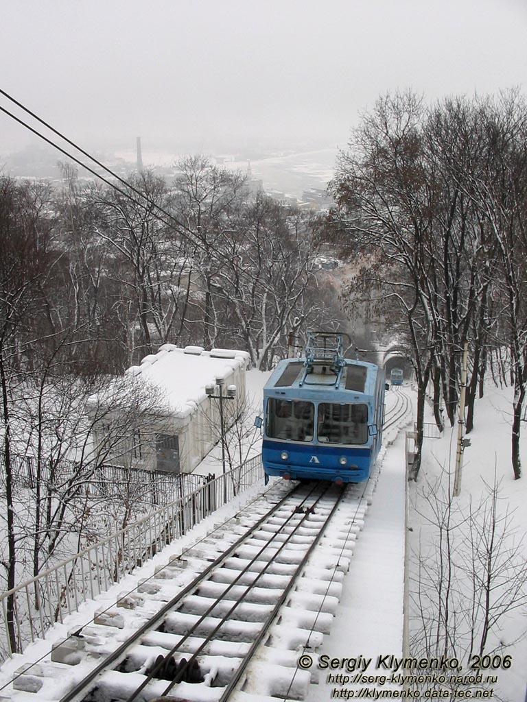 Фото Киева. Фуникулер, «левый» вагон начал движение вниз, вид с верхней станции.
