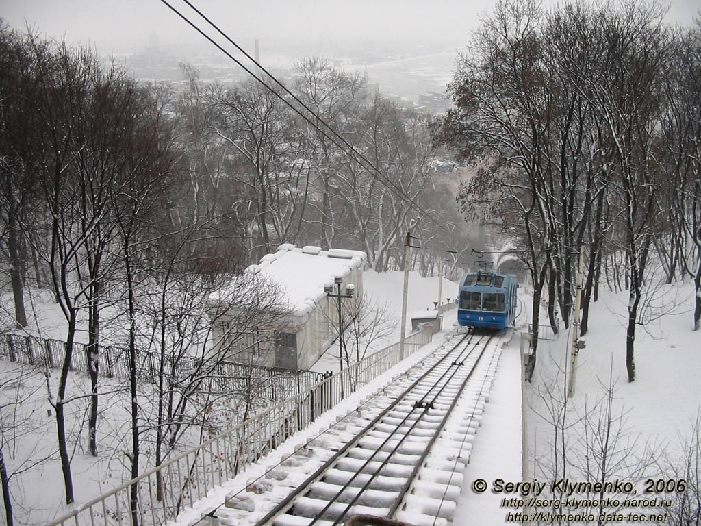 Фото Киева. Фуникулер в движении, вид с верхней станции.