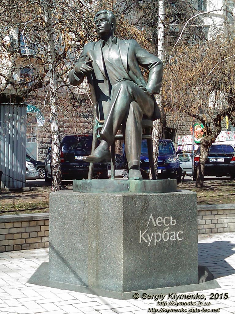 Фото Киева. Памятник Лесю Курбасу в скверике возле здания № 8 на ул. Прорезная.