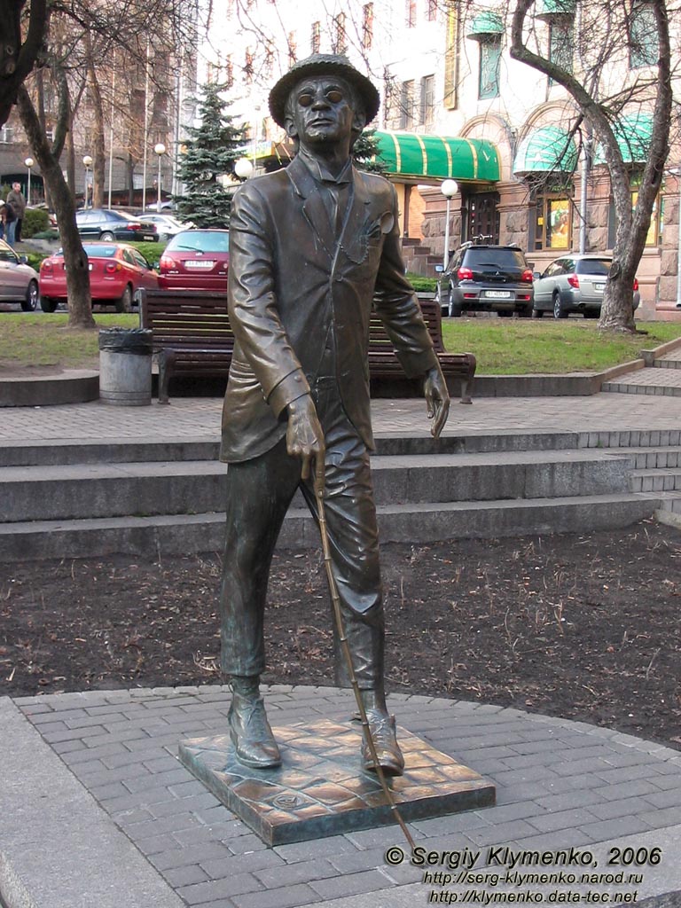 Фото Киева. Памятник Паниковскому в скверике возле здания № 4 на ул. Прорезная.