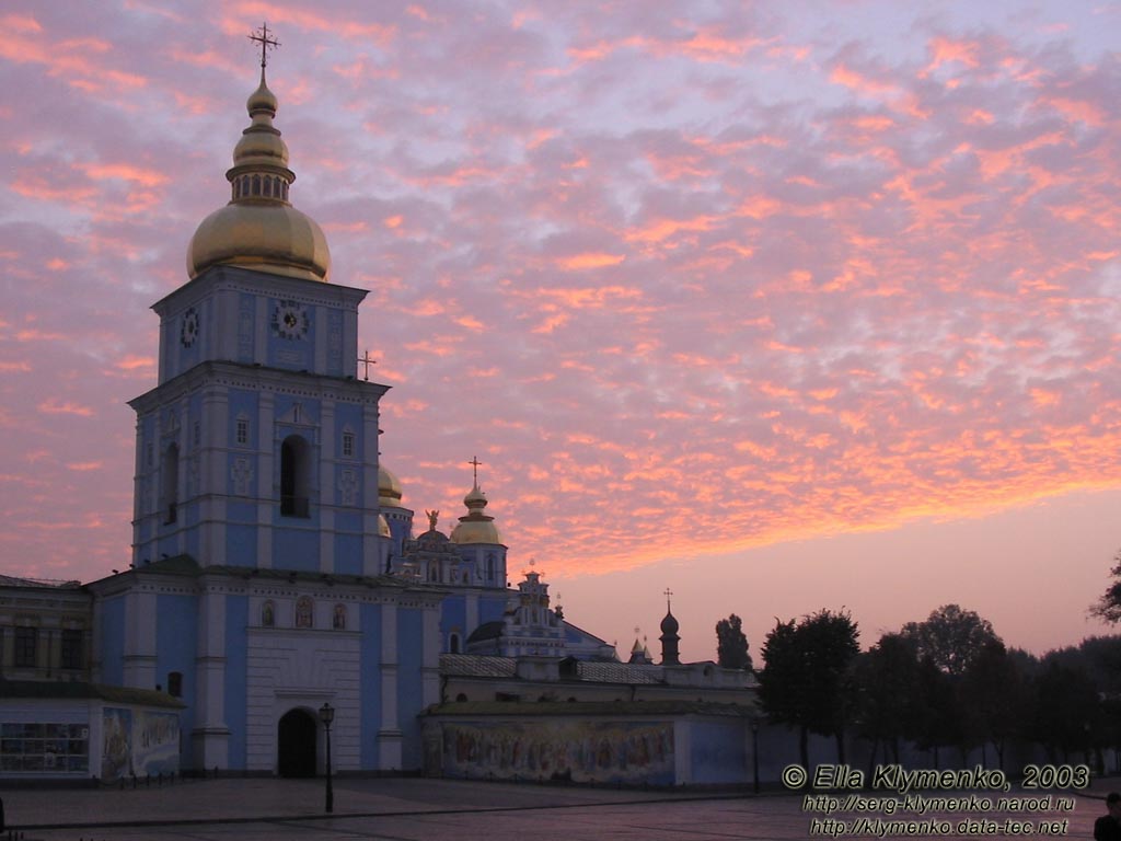 Фото Киева. Михайловский Златоверхий Собор рано утром (вид со стороны Софиевской площади). Автор фото - Элла Клименко.