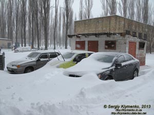 Фото Киева. Последствия метели 23 марта 2013 года. Машины во дворах полностью засыпаны снегом.
