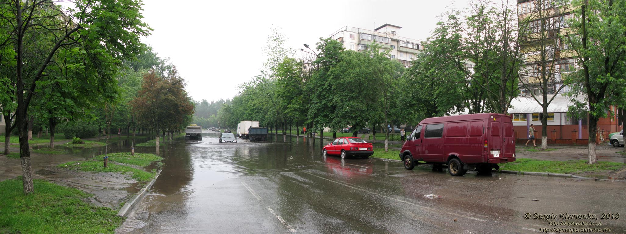 Фото Киева. Затопленная улица академика Курчатова (панорама ~90°), 8 июня 2013 года. Машины форсируют водное препятствие посреди улицы.