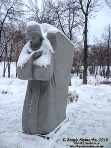 Фото Киева. Национальный музей «Мемориал памяти жертв Голодомора». Один из скорбящих ангелов при входе в мемориал.
