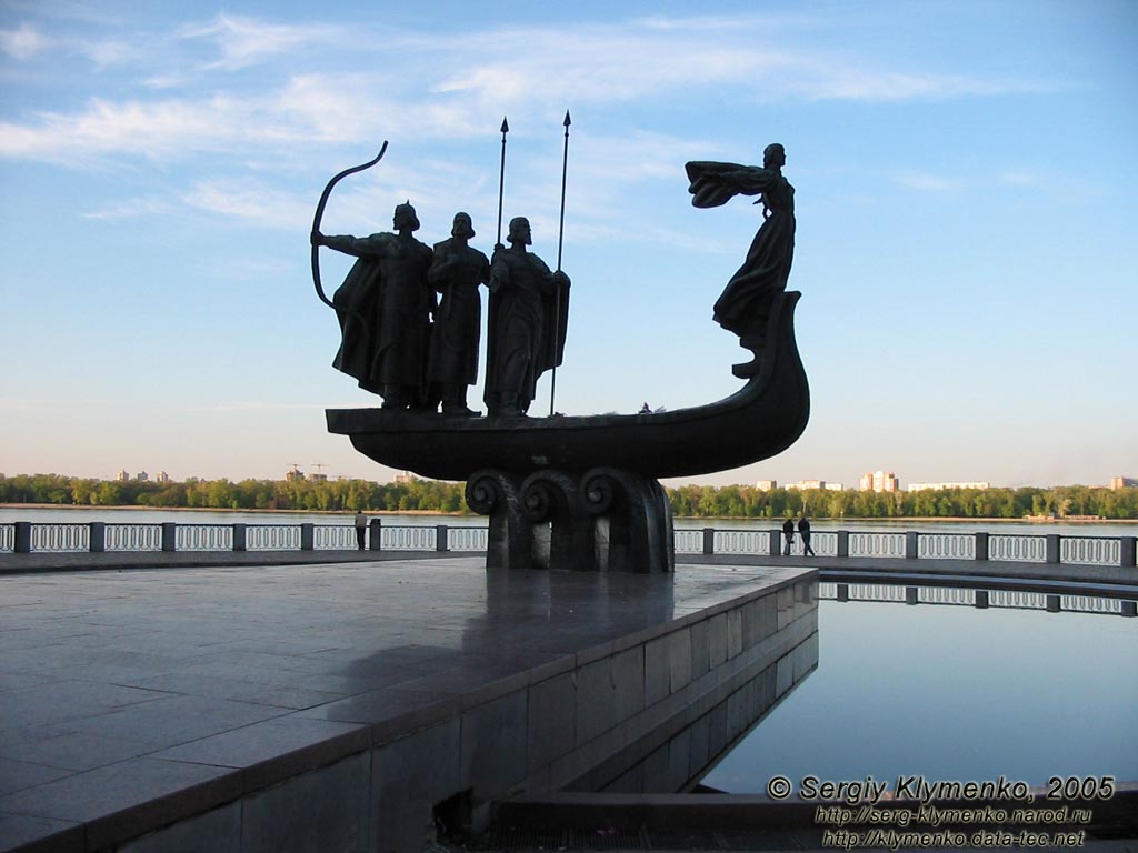 Фото Киева. Памятный знак в честь основания Киева в Наводницком парке.