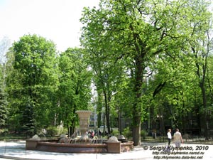 Фото Киева. Сквер и фонтан во дворе домов на углу улиц Шовковичная и Институтская.