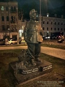 Фото Киева. Памятник Гнату Юра в роли Швейка перед театром им. Ивана Франко (площадь И. Франко).