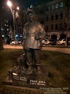 Фото Киева. Памятник Гнату Юра в роли Швейка перед театром им. Ивана Франко (площадь И. Франко).