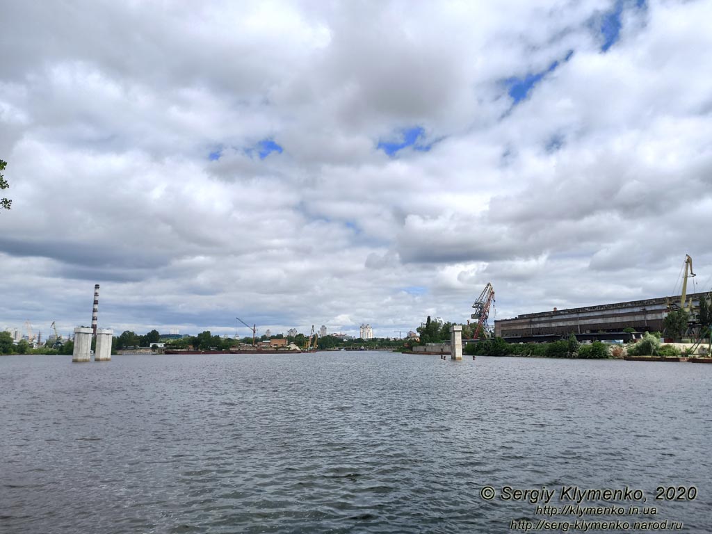 Фото Киева. Поділ, вид Киевской гавани от старого Рыбальского вантового моста. Опоры нового моста над гаванью до сих пор простаивают...