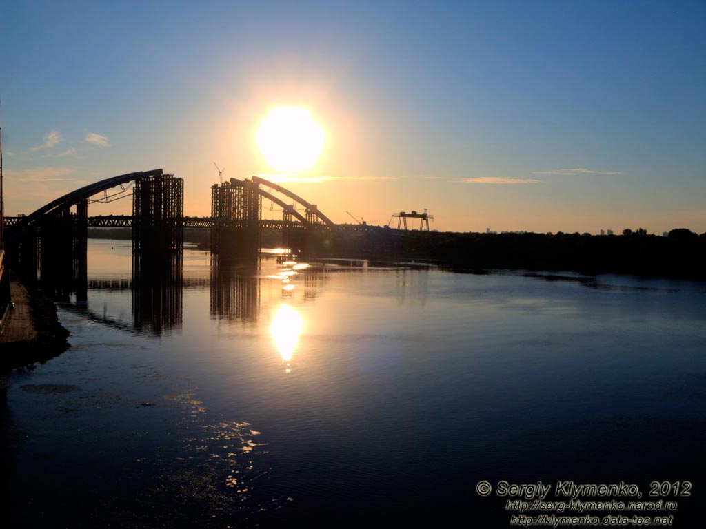 Фото Киева. Утро. Над Днепром всходит Солнце. Строится новый Подольский мост через Днепр.