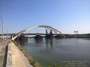 Фото Киева. Подол. Продолжается сооружение нового Подольского моста через Днепр.