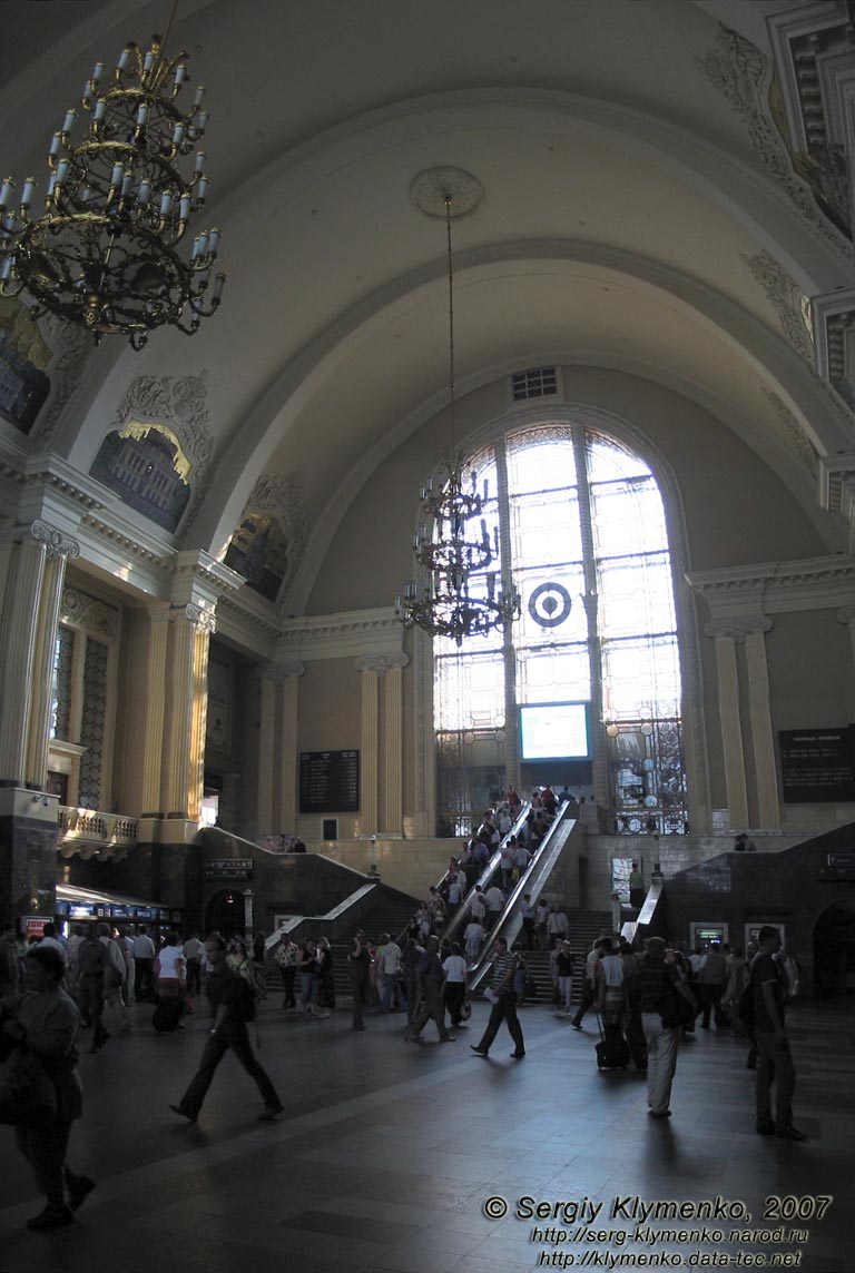 Фото Киева. Центральный железнодорожный вокзал. Центральный вестибюль.
