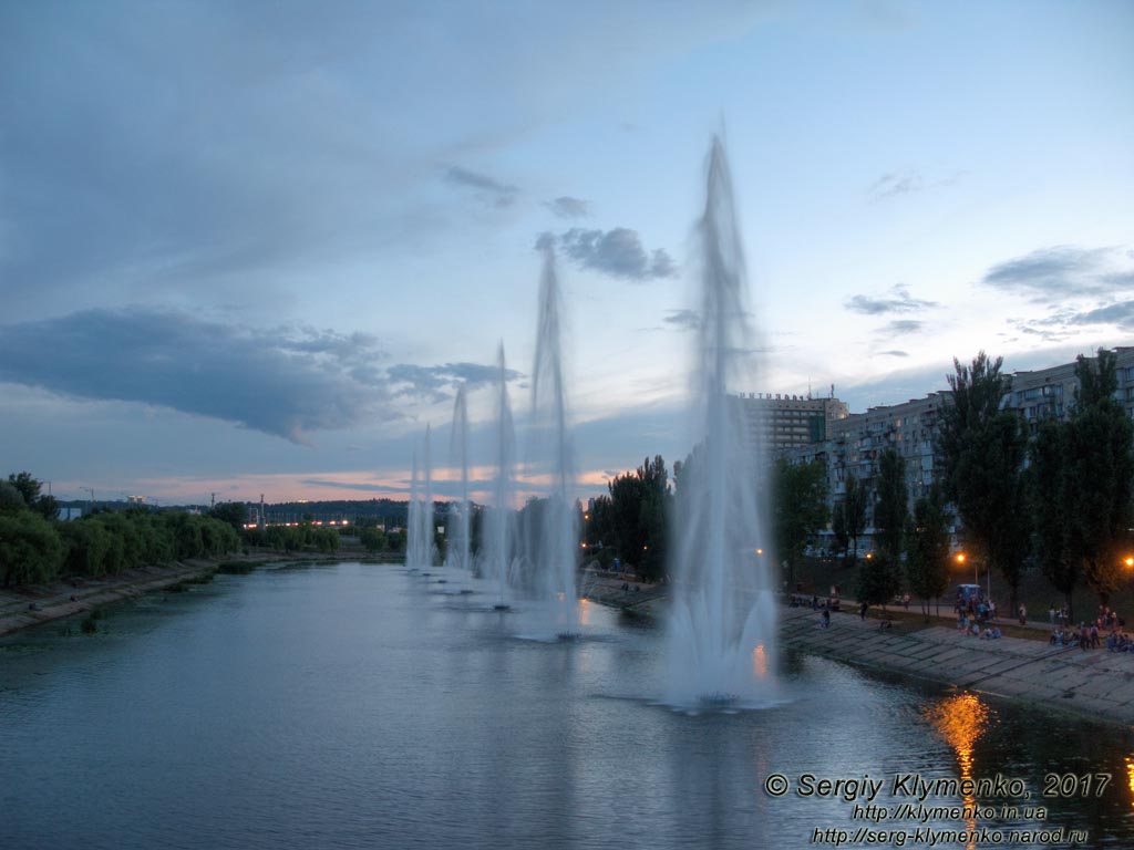 Киев вечерний. Фото. Светомузыкальные фонтаны на Русановском канале.