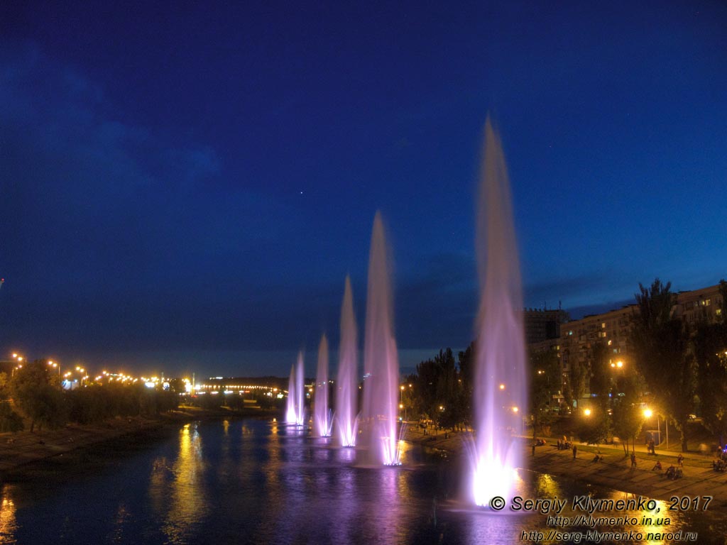 Киев вечерний. Фото. Светомузыкальные фонтаны на Русановском канале.