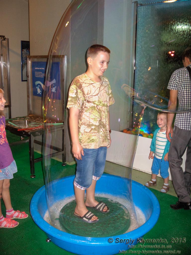 Фото Киева. Водно-информационный центр в Киеве. Детская игровая водная площадка.
Аттракцион «Мыльные пузыри». Создание огромного мыльного пузыря вокруг человека.